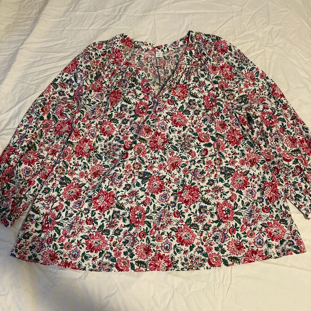 ❌ SOLD ❌   Floral Pattern Woman’s V Neck Blouse - Picture 3 of 3